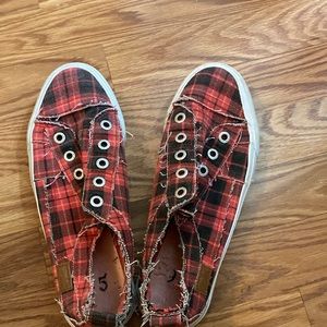 Red and white Blowfish warn  a few times great shape smoke free home